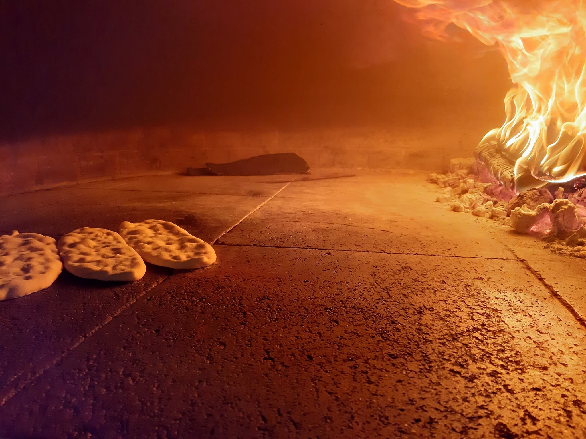 Impasto nel forno a legna della Pizzeria del Vicolo