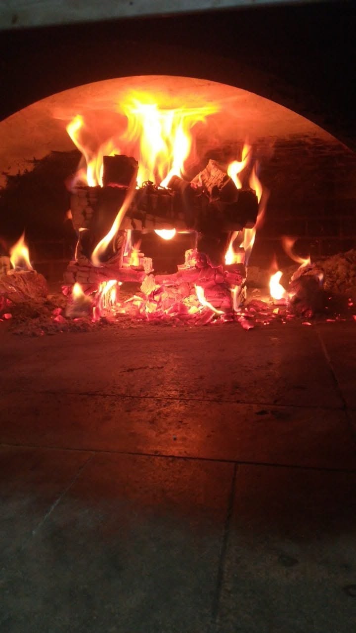 Forno a legna acceso della Pizzeria del Vicolo