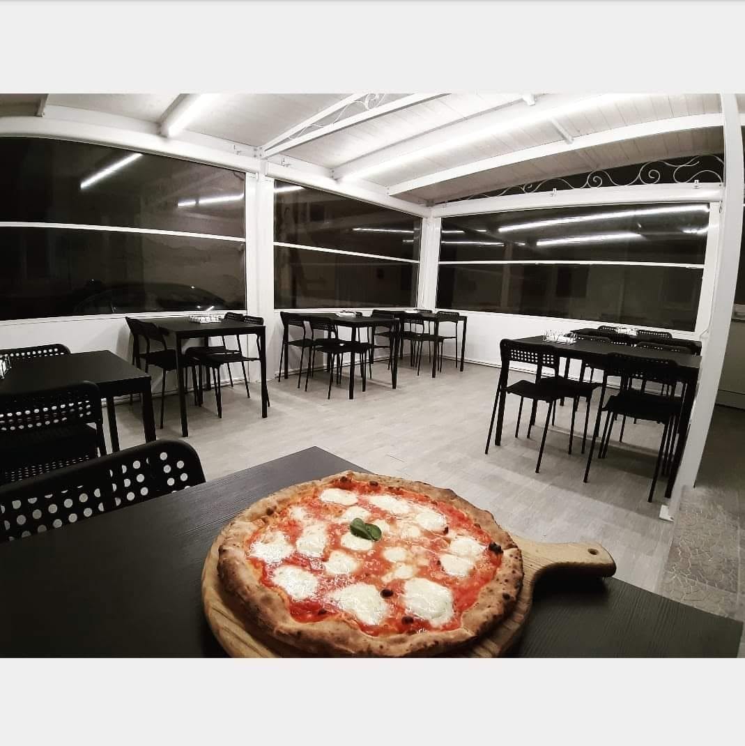Sala esterna della Pizzeria del Vicolo